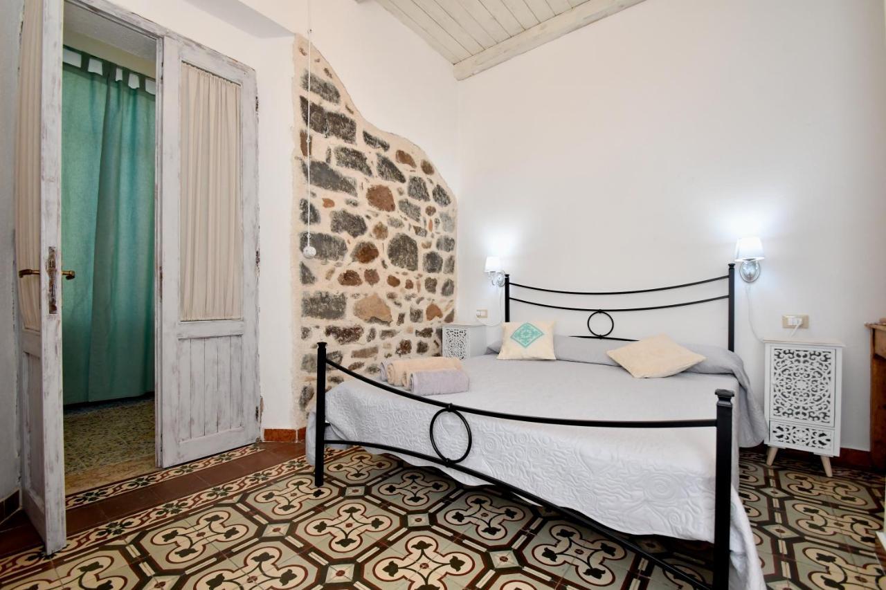 B&B Sa Domo De Sos Massaios Орозеи Екстериор снимка