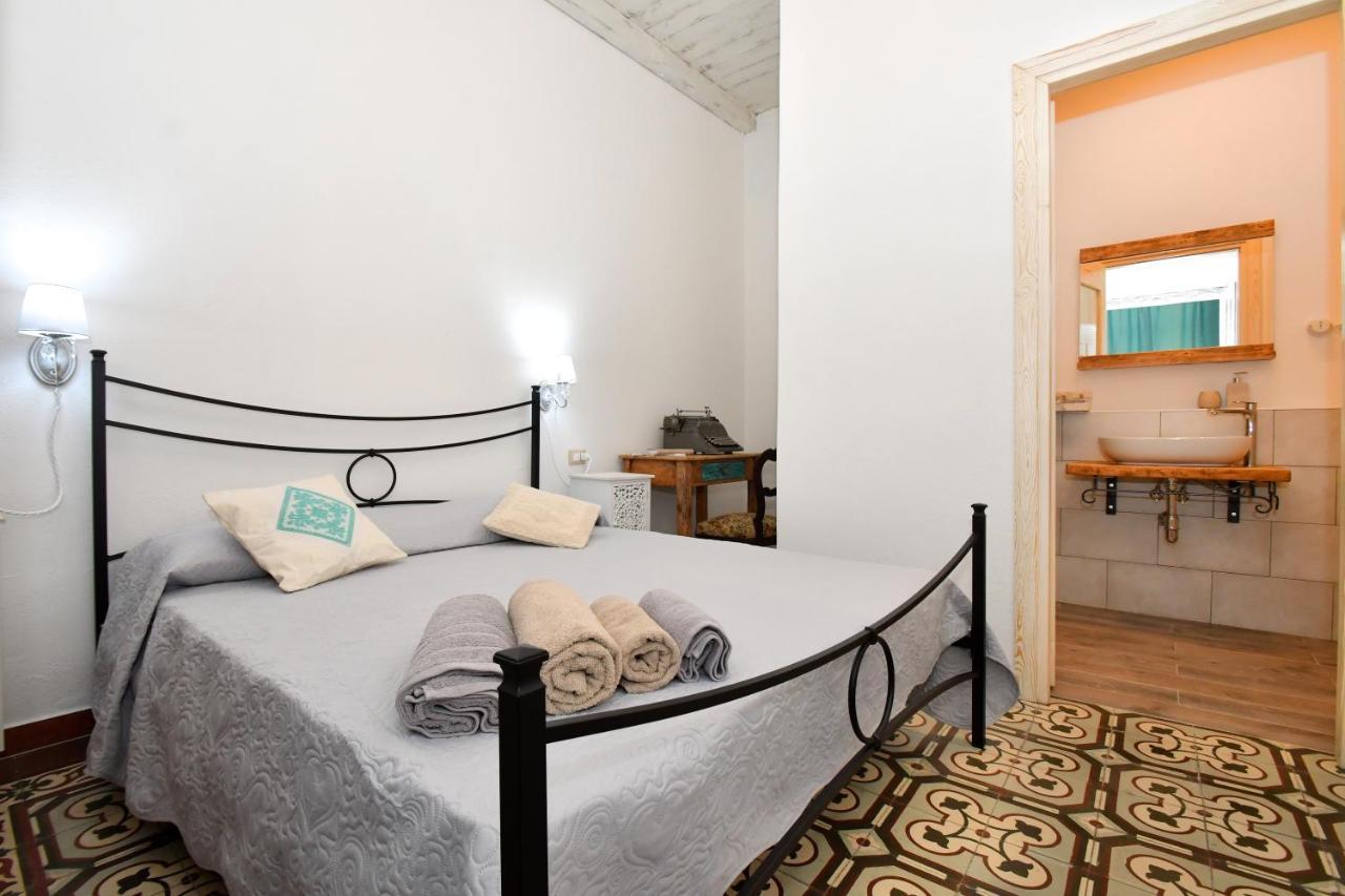 B&B Sa Domo De Sos Massaios Орозеи Екстериор снимка