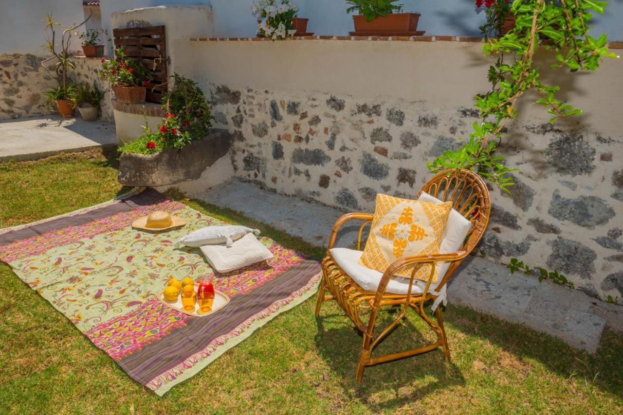 B&B Sa Domo De Sos Massaios Орозеи Екстериор снимка