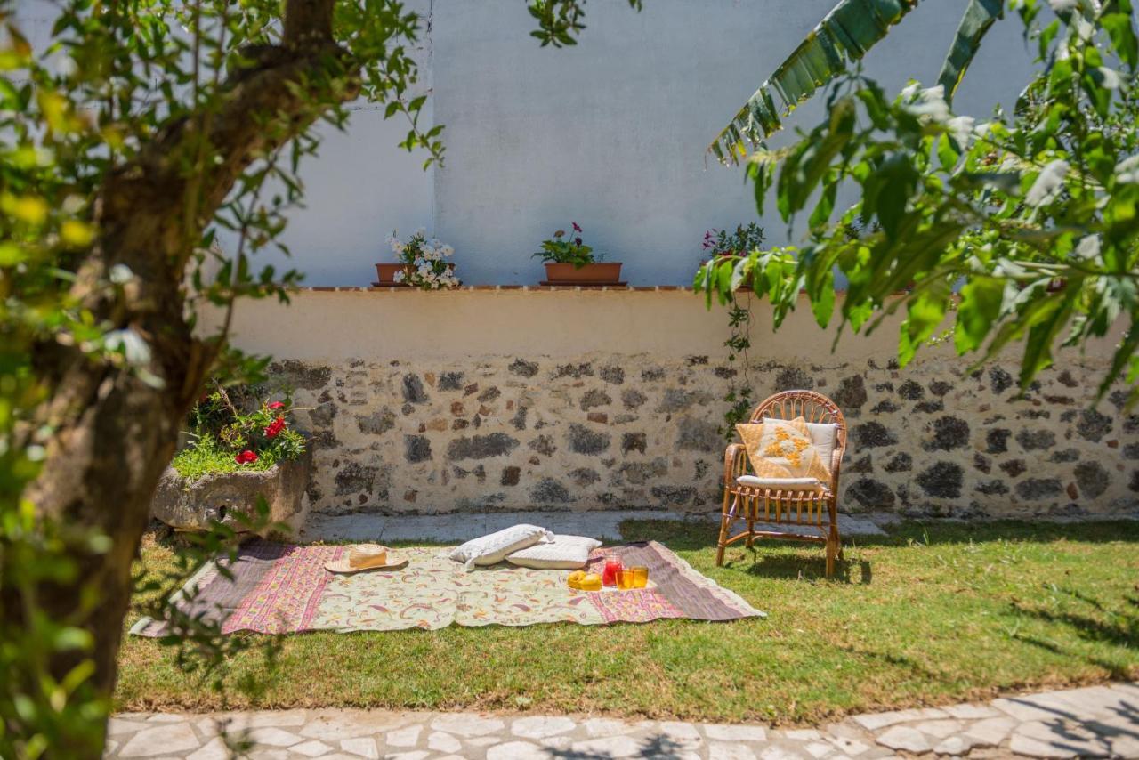 B&B Sa Domo De Sos Massaios Орозеи Екстериор снимка