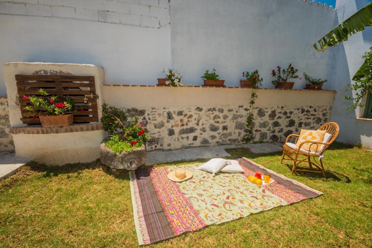 B&B Sa Domo De Sos Massaios Орозеи Екстериор снимка