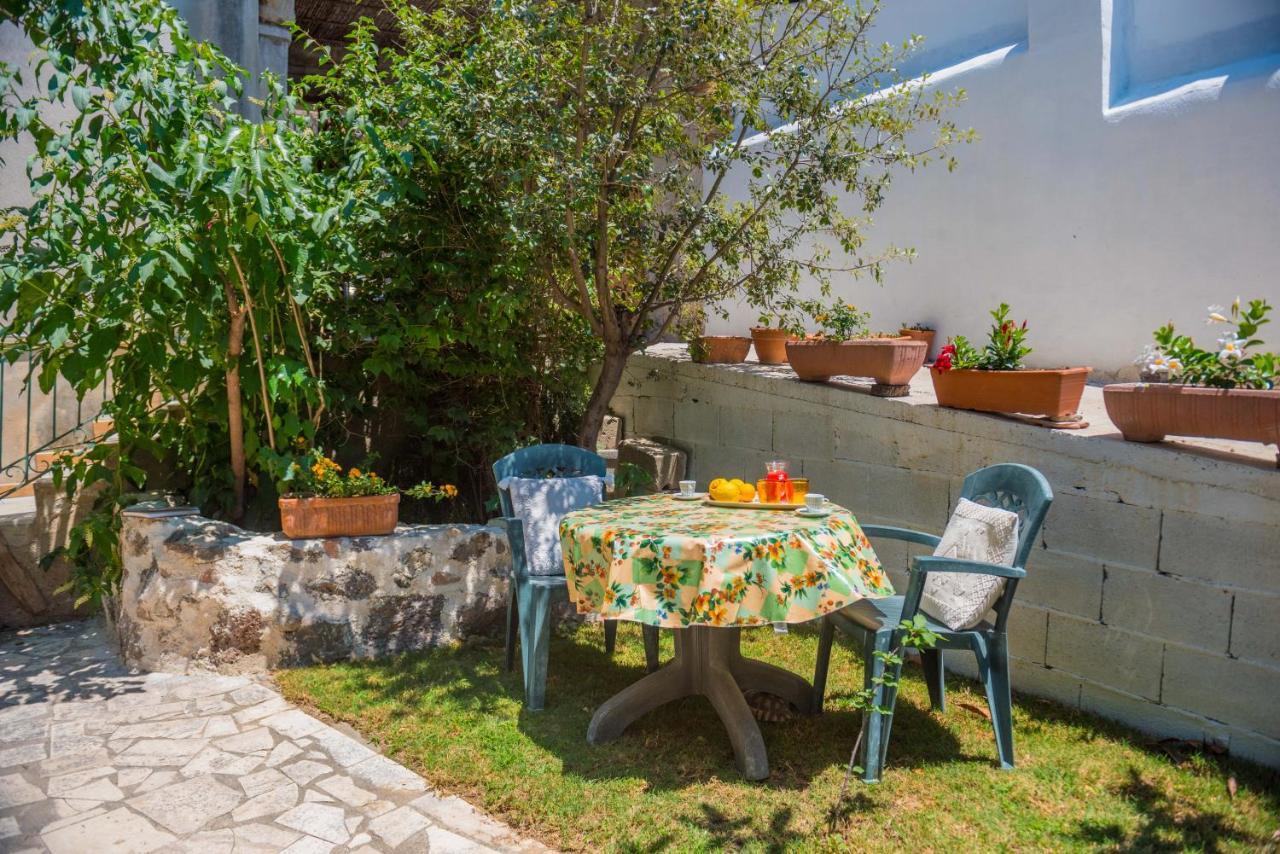 B&B Sa Domo De Sos Massaios Орозеи Екстериор снимка